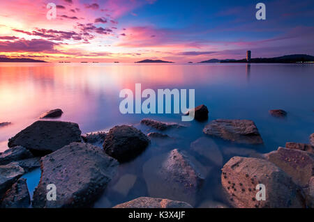 Schönen Sonnenuntergang in Kota Kinabalu Strand, Tanjung Lipat in Sabah Borneo, Malaysia. Stockfoto