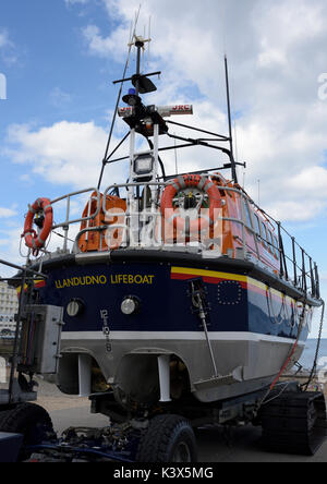 Mersey Klasse Allwetter-Rettungsboot auf Start- und Bergewagen in llandudno, Nord-wales, großbritannien Stockfoto