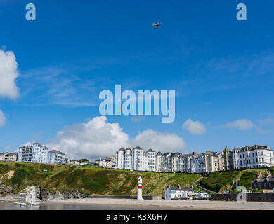 Blick auf Port Erin Strand und Promenade Häuser in der Ferne, Flugzeug in den Himmel Stockfoto