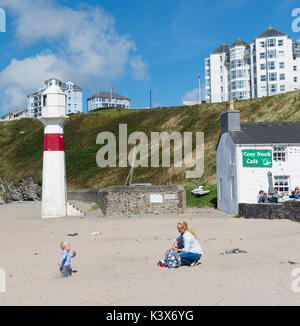 Besetzt gemütliche Ecke Cafe an der Post Erin Strand, Leuchtturm anzeigen Stockfoto