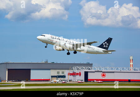 MONTREAL, KANADA - 28. AUGUST 2017: Air Canada Star Aliance aus dem Flugzeug. Star Alliance ist eines der größten, globalen Allianzen von Fluggesellschaften der Welt, f Stockfoto