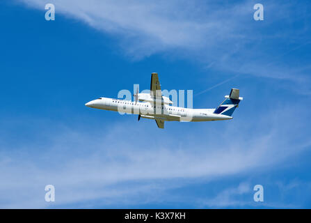 MONTREAL, KANADA - 28. AUGUST 2017: WestJet Bombardier Q400 Flugzeug frei nehmen. WestJet Airlines Ltd. ist eine kanadische Fluggesellschaft, die 1996 gegründet wurde. Stockfoto