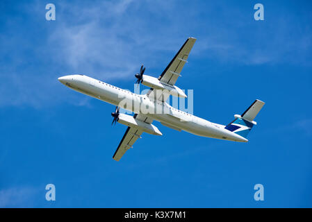 MONTREAL, KANADA - 28. AUGUST 2017: WestJet Bombardier Q400 Flugzeug frei nehmen. WestJet Airlines Ltd. ist eine kanadische Fluggesellschaft, die 1996 gegründet wurde. Stockfoto