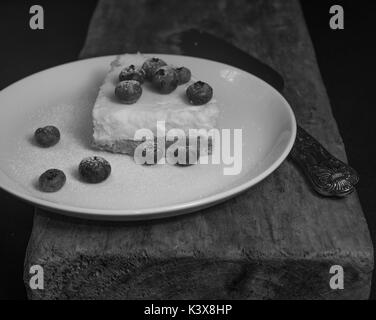 Vanille Käsekuchen mit Heidelbeeren Stockfoto