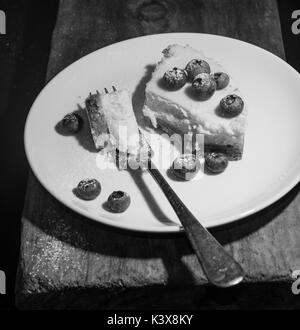 Vanille Käsekuchen mit Heidelbeeren Stockfoto