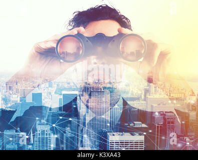 Unternehmer mit Blick auf die Zukunft mit dem Fernglas Stockfoto