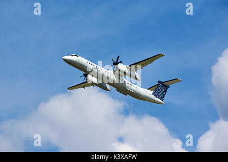 MONTREAL, KANADA - 28. AUGUST 2017: Porter Airlines, die aus dem Flugzeug. Porter Airlines ist eine regionale Fluggesellschaft an Billy Bishop Toronto Cit Hauptsitz Stockfoto