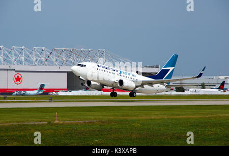 MONTREAL, KANADA - 28. AUGUST 2017: WestJet C-FWSF Boeing 737. WestJet Airlines Ltd. ist eine kanadische Fluggesellschaft, die 1996 gegründet wurde. Stockfoto