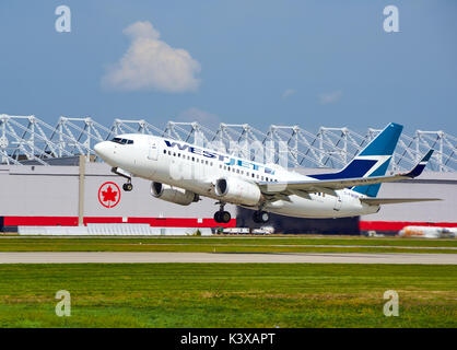 MONTREAL, KANADA - 28. AUGUST 2017: WestJet C-FWSF Boeing 737. WestJet Airlines Ltd. ist eine kanadische Fluggesellschaft, die 1996 gegründet wurde. Stockfoto