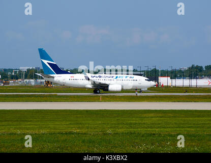 MONTREAL, KANADA - 28. AUGUST 2017: WestJet C-FWSF Boeing 737 Rollen. WestJet Airlines Ltd. ist eine kanadische Fluggesellschaft, die 1996 gegründet wurde. Stockfoto