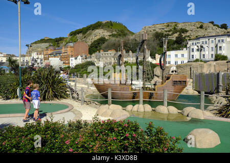 Hastings, East Sussex, UK. Der Jungen an der 'Piratenschiff' auf der Suche nach Minigolf Minigolfanlage und Abenteuerspielplatz, auf die Altstadt direkt am Meer. Stockfoto