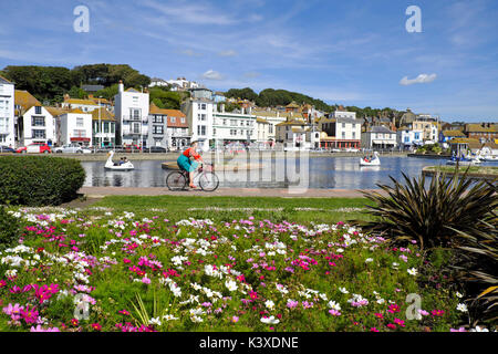 Frau Radfahren an der Küste von Hastings Promenade am See zum Bootfahren, East Sussex, England, UK, GB Stockfoto