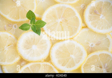 Frische Zitronenscheiben und Minzeblättchen Stockfoto