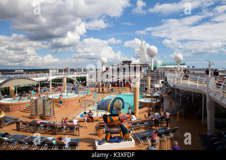 Pool Deck 11 der Royal Caribbean Navigator of the Seas Kreuzfahrtschiff Stockfoto