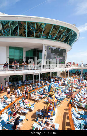 Pool Deck 11 der Royal Caribbean Navigator of the Seas Kreuzfahrtschiff Stockfoto