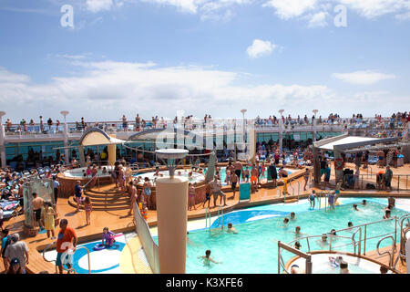 Pool Deck 11 der Royal Caribbean Navigator of the Seas Kreuzfahrtschiff Stockfoto