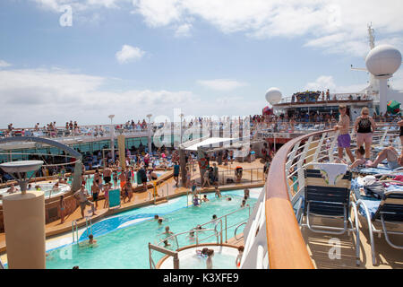 Pool Deck 11 der Royal Caribbean Navigator of the Seas Kreuzfahrtschiff Stockfoto