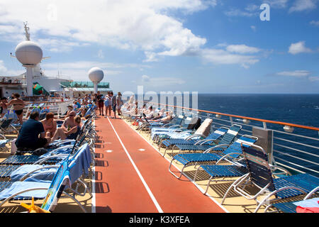 Pool Deck 11 der Royal Caribbean Navigator of the Seas Kreuzfahrtschiff Stockfoto