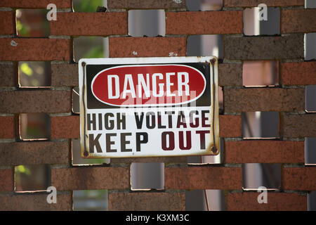 Gefahr Hochspannung halten sich auf einem roten Ziegelmauer Stockfoto
