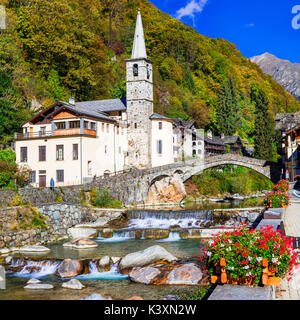 Schöne Lillianes Dorf, Valle d'Aosta, Italien. Stockfoto