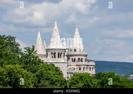 Blick auf die Türme des Wahrzeichen, Fisherman's Bastion auf Castle Hill, Buda, Budapest, die Hauptstadt Ungarns, Mitteleuropa Stockfoto