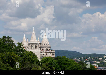 Blick auf die Türme des Wahrzeichen, Fisherman's Bastion auf Castle Hill, Buda, Budapest, die Hauptstadt Ungarns, Mitteleuropa Stockfoto