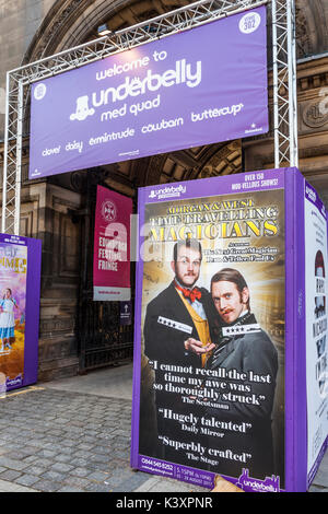 Plakate für Shows mit Morgan & West Zeit Zauberer reisen; Eingang zur Unterwelt Veranstaltungsort in der Med-Quad. Edinburgh Festival Fringe. Stockfoto