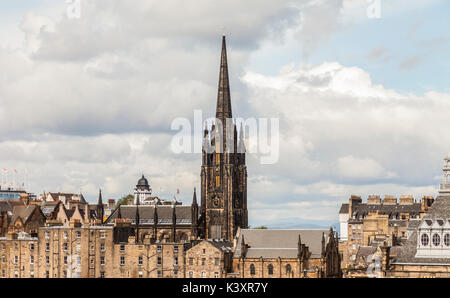 Edinburgh Dachlinie nach Norden in Richtung der Turm der Nabe (Fka Highland Mautstelle Kirche), die Camera Obscura, ganz links der Castle Esplanade, weit r Stockfoto