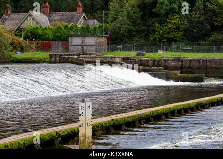 Spillway und Gezeiten Ford bei Lopwell Damm am Fluss Tavy, Devon, Großbritannien Stockfoto