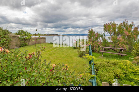 Umgebung Dorf EASTER ROSS HALBINSEL TARBAT GARTEN MIT BLUMEN MIT BLICK AUF DEN STRAND UND AUFS MEER. Stockfoto