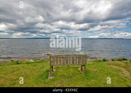 Umgebung Dorf EASTER ROSS TARBAT HALBINSEL MIT BLICK AUF DAS MEER VON EINER BANK Stockfoto