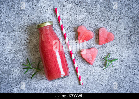 Wassermelone Rosmarin Smoothies in einer Flasche auf grauem Hintergrund Stockfoto