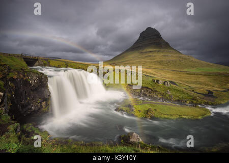 Kirkjufellsfoss Ansicht mit einem Regenbogen Stockfoto