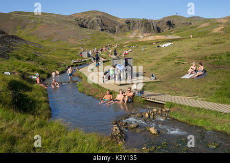 Die Menschen genießen die Reykjadalur hot spring River, Island, im Sommer. Stockfoto