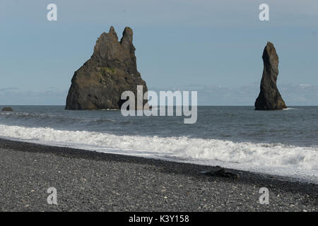 Reynisdrangar Basalt sea Stacks in Island Stockfoto