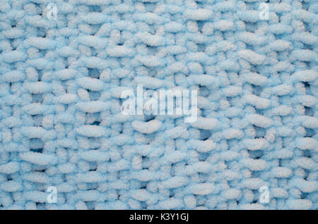 Handgefertigt aus Gewirken große blaue Decke. Stoff Hintergrund Textur. Stockfoto