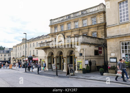 Das 1805 erbaute Theatre Royal Ist Ein denkmalgeschütztes Gebäude in Bath, Somerset, England Stockfoto