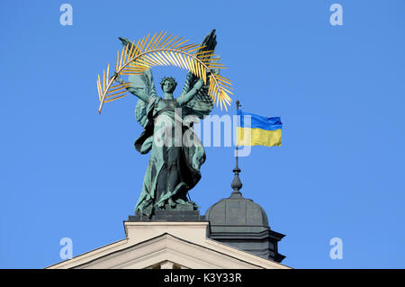 Skulpturen schmücken vor solomiya krushelnytska Lemberg Staatlichen Akademischen Theater für Oper und Ballett, Theater (1897-1900) wurde in der klassischen Tradition gebaut Stockfoto