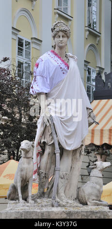 Eine antike Statue auf dem Hauptplatz in Lemberg - Markt (Marktplatz) Square in der Nähe von City Hall. Lemberg - Stadt in der westlichen Ukraine, Hauptstadt der historischen Region Stockfoto