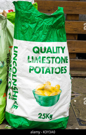 Ein 25 kg Papiersack Qualität Kalkstein Kartoffeln aus Lincolnshire in einem Obst- und Gemüsehändler shop in North Yorkshire Stockfoto