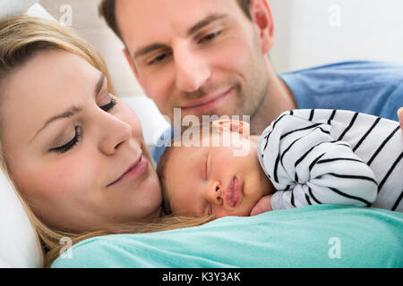 Close-up von zwei Eltern bei Neugeborenen suchen Sleeping Baby Stockfoto