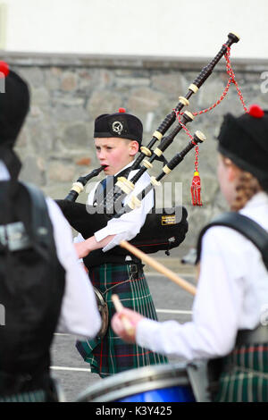 Young Lad Dudelsack spielen mit Ullapool Junior & District Pipe Band in Ullapool, Schottland Stockfoto