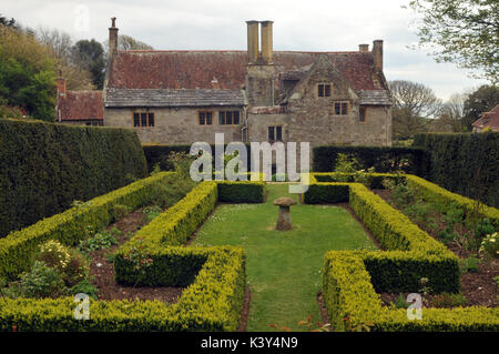 Mottistone Manor House auf der Isle of Wight mit den formalen Gärten eine Steintreppe mit Wänden und symmetrische Pflanzen angelegten Gärten Stockfoto