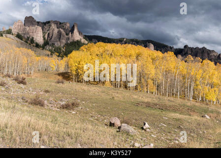 Hohe Mesa Pinnacles in Cimarron Valley Colorado. Anfang Herbst mit approaching storm. Cimarron Tal in Gunnison National Forest befindet. Stockfoto