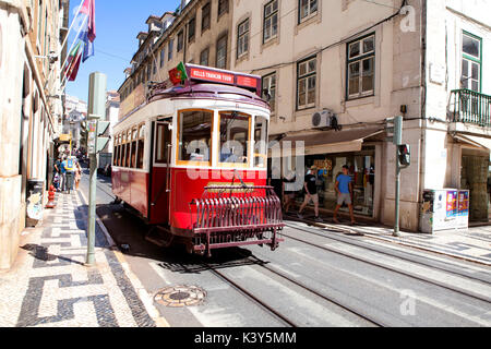 Rote Straßenbahn der Linie 28 in Lissabon, die Hauptstadt und die größte Stadt von Portugal in der Alfama an der Atlantikküste in Westeuropa Stockfoto