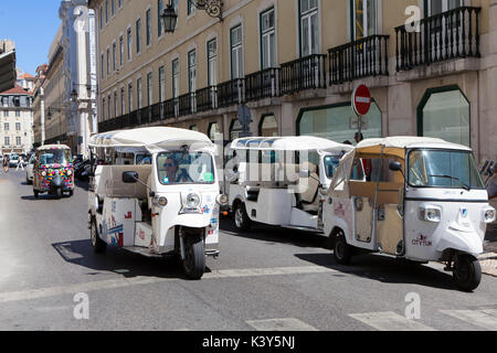 Tuk Tuks, Autofahren in Lissabon, die Hauptstadt und die größte Stadt von Portugal in der Alfama an der Atlantikküste in Westeuropa Stockfoto