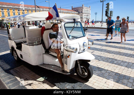 Tuk Tuks, Autofahren in Lissabon, die Hauptstadt und die größte Stadt von Portugal in der Alfama an der Atlantikküste in Westeuropa Stockfoto