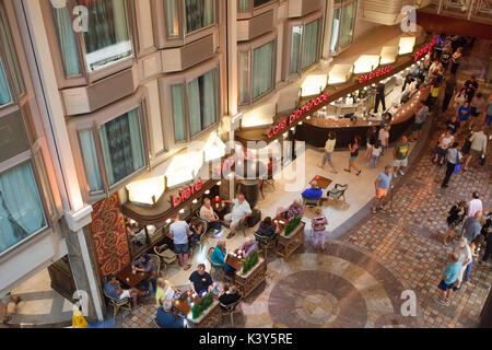 Innenraum der Royal Promenade Deck von Royal Caribbean Navigator of the Seas Kreuzfahrtschiff Stockfoto