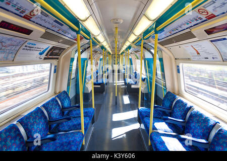 Das Innere der Londoner U-Bahn Jubilee Line Waggon, London, UK Stockfoto