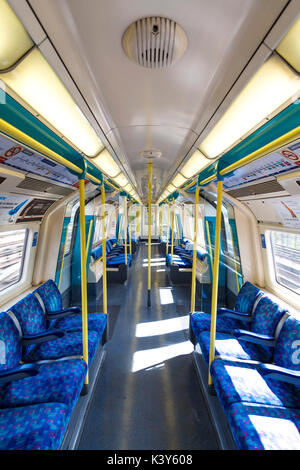 Das Innere der Londoner U-Bahn Jubilee Line Waggon, London, UK Stockfoto